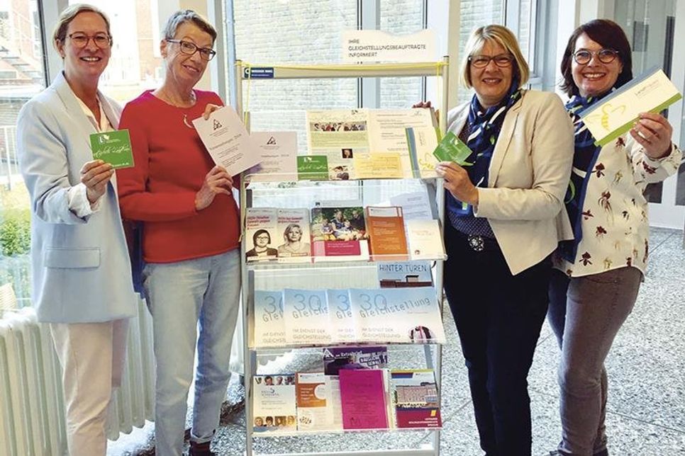 Andrea Schöttler (v.r.), Landfrauen e.V., Katrin Flick, Vorsitzende Landfrauen e.V., Jutta Kuppe, Vorsitzende Frauenforum e.V. mit Bad Schwartaus Gleichstellungsbeauftragen Tanja Gorodiski. (Foto: Stadt Bad Schwartau)