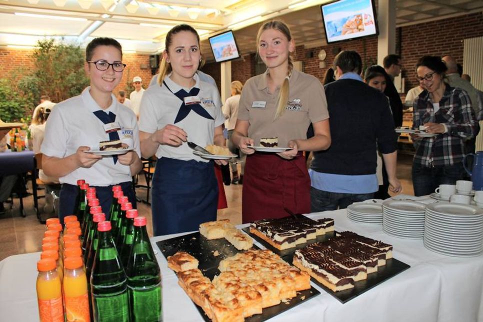 Das Kuchenbuffet der Azubis lud zur Stärkung ein.
