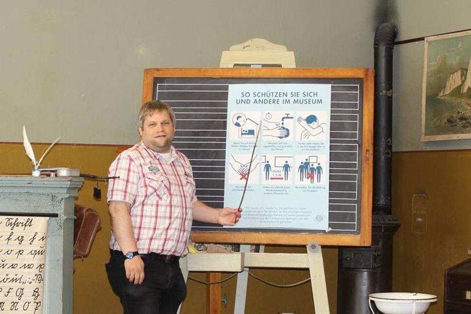 Marc Dobkowitz freut sich auf den verschobenen Saisonstart im Dorf- und Schulmuseum Schönwalde am 9. Juni. Gleichzeitig weist der Vorsitzende des Fördervereins auf die geltenden Hygienevorschriften für den Museumsbesuch hin.
