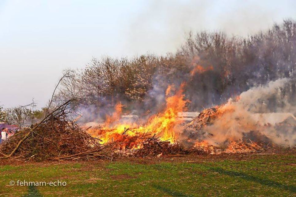 Quelle: tourismus-service-fehmarn und Foto von fehmarn-echo ( Osterfeuer 2015 in Petersdorf )