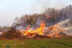Quelle: tourismus-service-fehmarn und Foto von fehmarn-echo ( Osterfeuer 2015 in Petersdorf )