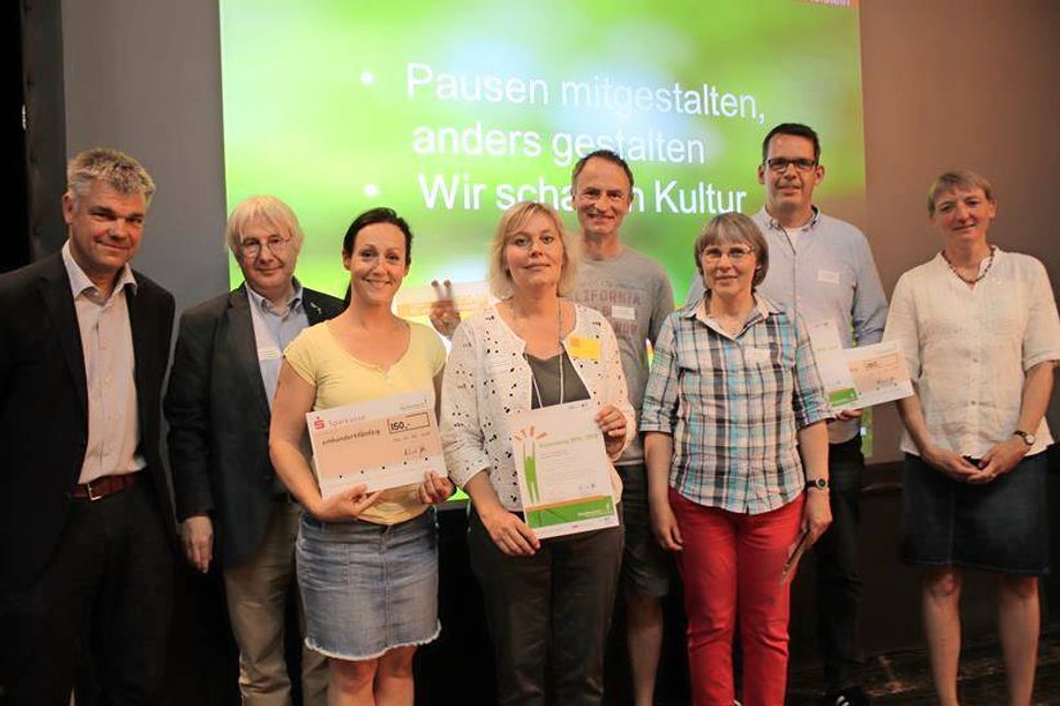 Vertreter der Grundschulen Neustadt und Grömitz mit Schulrat Thomas Panten (lks.), Geschäftsführer Sparkassen Stiftungen Jörg Schumacher (2. v. lks.) sowie Kreisfachberaterin Iris Bruhn (re.).