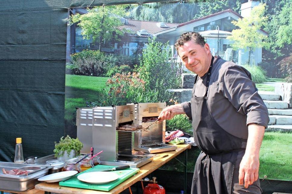 Peter Fallgatter servierte herzhafte Steaks direkt aus dem Gas- und Elektro-Röster.