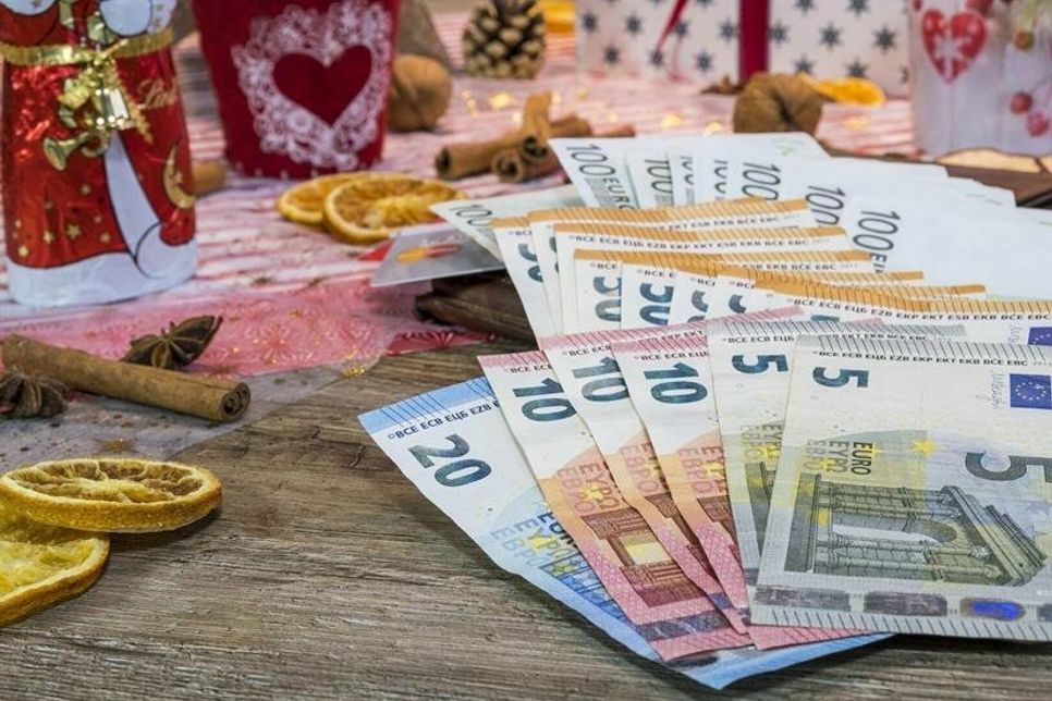 Weihnachten kann teuer werden. Möchte man Geld sparen, gibt es jedoch einfache Tipps.