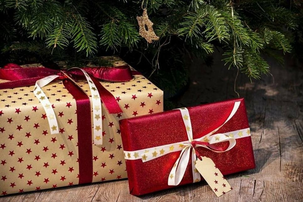 Die Geschenke unter dem Weihnachtsbaum müssen nicht immer teuer sein. Auch über Selbstgemachtes können sich die Beschenkten freuen.