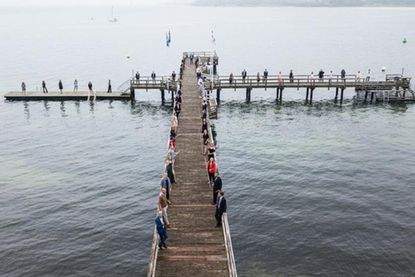 Nicht nur die Prüfungen, auch das Abschlussfoto sind beim diesjährigen Abijahrgang „coronaconform“.
