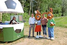 Begleitet wurde die Eröffnung neben einem gastronomischen Angebot natürlich auch von den Weissenhäuser Strand Maskottchen Hops &amp;amp; Hasi, hier zusammen mit Fußballgolf-Mitarbeitern und Geschäftsführer David Depenau.