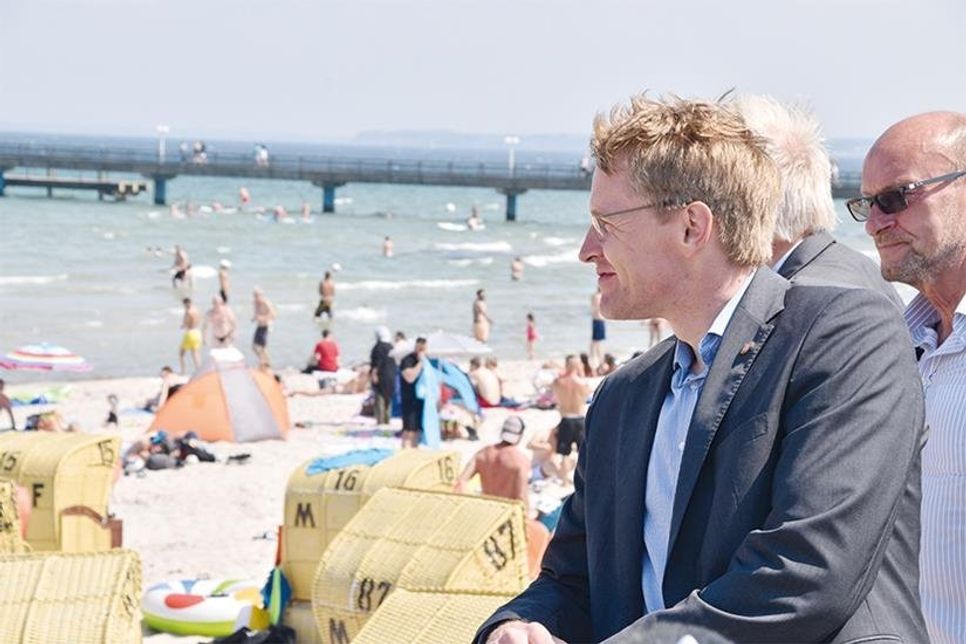 Schleswig-Holsteins Ministerpräsident Daniel Günther beim Blick über den Scharbeutzer Strand.