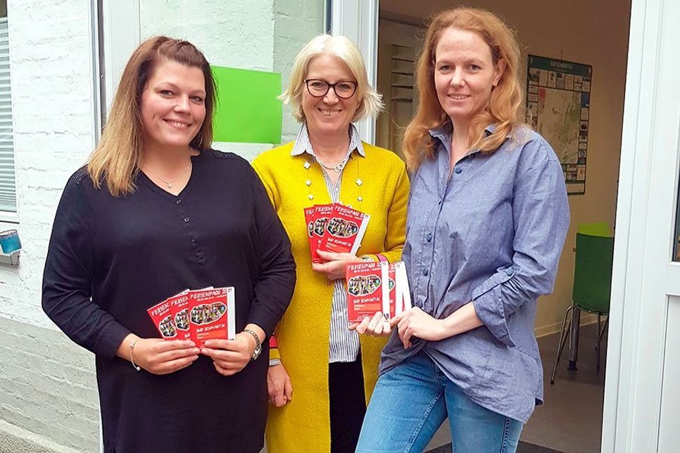 Das Team der Stadtjugendpflege hat auch in diesem Jahr einen abwechslungsreichen Sommerferienpass zusammengestellt. Sarah Butt (v.l.) aus der Stadtverwaltung, Teamleiterin Sigrid Wassermeyer und Erzieherin Carola Einig freuen sich auf zahlreiche Teilnehmer. (Foto: hfr)