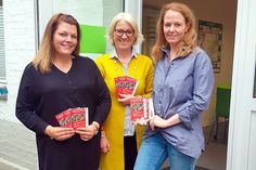 Das Team der Stadtjugendpflege hat auch in diesem Jahr einen abwechslungsreichen Sommerferienpass zusammengestellt. Sarah Butt (v.l.) aus der Stadtverwaltung, Teamleiterin Sigrid Wassermeyer und Erzieherin Carola Einig freuen sich auf zahlreiche Teilnehmer. (Foto: hfr)