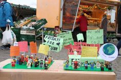 Die Legofiguren wurden von den Kindern mit Schildern ausgestattet.