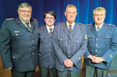 Der wiedergewählte Gemeindewehrführer Thomas Scharbau (links) mit seinem Sohn Jan Scharbau und seinem Stellvertreter Stefan Schoenfeld (rechts) und Brandschutz­erzieher Jan Jedack, der zum Löschmeister befördert wurde.