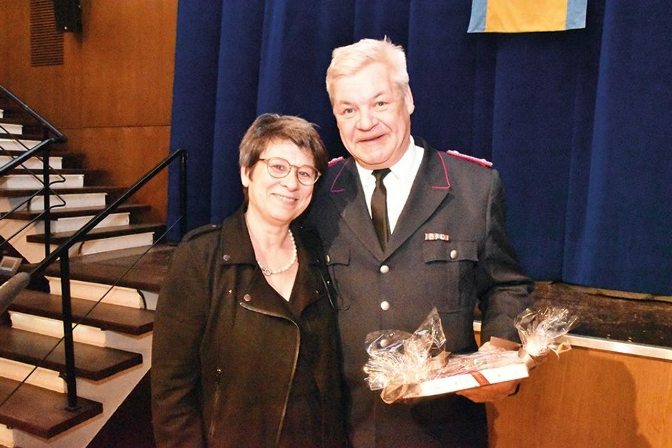 Die stellvertretende Bürgervorsteherin Gabriela Eckert mit dem Geehrten Carsten Dede, der 18 Jahre lang Ortswehrführer der Freiwilligen Feuerwehr Niendorf/Ostsee war.
