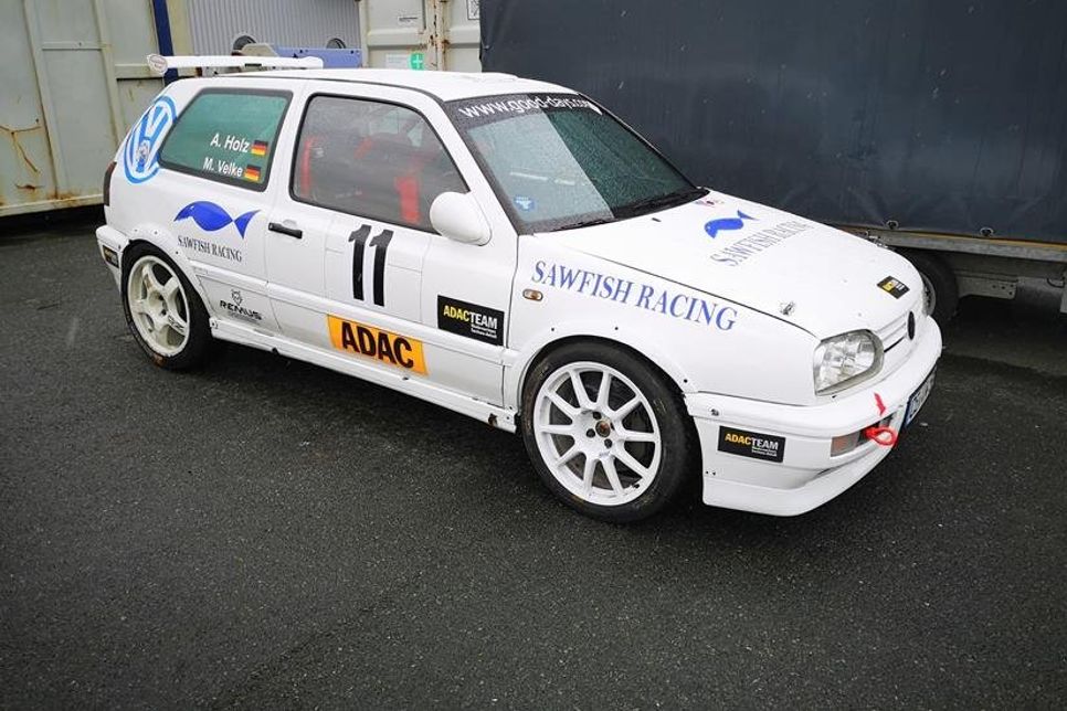 Bremerhaven. Am Sonntag vergangener Woche wurde in Bremerhaven ein Rallyesprint durchgeführt. Da nach der Coronazeit wieder einmal eine Rallyeveranstaltung durchgeführt wurde, hatten sich aus ganz Deutschland Teams auf den Weg nach Bremerhaven gemacht, wodurch ein sehr starkes Starterfeld vor Ort war. Während der vier Prüfungen lief der Golf von Armin Holz und seinem Grömitzer Copilot Michael Velke immer besser. Am Ende der ersten Veranstaltung konnte man sich über einen 8. Gesamtrang und den Klassensieg freuen. (red)