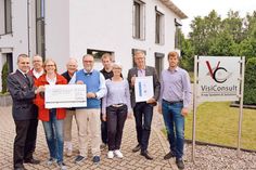 Daniel Wriggers (v.l., FF Stockelsdorf), Kai Heinrich und Kirstin Giese (DRK) sowie Wolfgang Ahlisch und Harald Werner (Praxis ohne Grenzen) nahmen den symbolischen Spendenscheck von Finn, Silke, Hajo und Lennart Schulenburg entgegen.