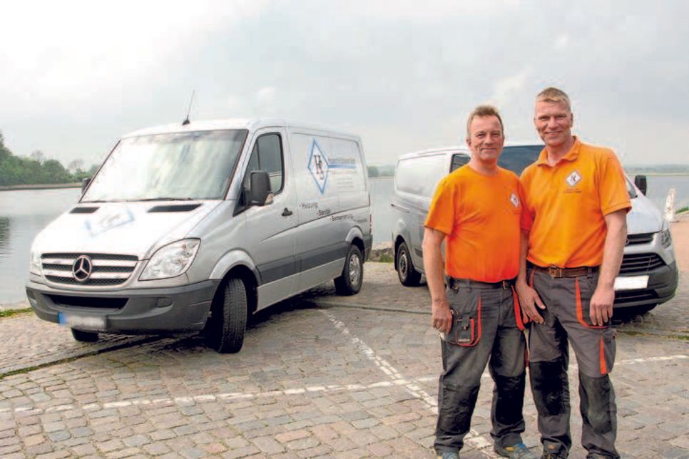 „Der Kunde ist immer König, egal, wie klein der Auftrag ist“: Die Brüder Sven und Jens Schümann (re.) stehen den Kunden mit Rat und Tat zur Seite.