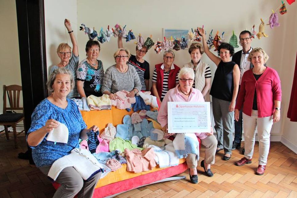 Die Organisatorin der Strickgruppe Hannelore Sähn (5. v. re.) überreichte mit den fleißigen Handarbeits-Damen eine Spende von 399,70 Euro an die Vorsitzende Mechthild Piechulla und Geschäftsführer Henning Reimann vom DKSB sowie die Leiterin des Familienzentrums Kirsten Kirschall (v. re.).