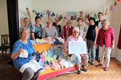 Die Organisatorin der Strickgruppe Hannelore Sähn (5. v. re.) überreichte mit den fleißigen Handarbeits-Damen eine Spende von 399,70 Euro an die Vorsitzende Mechthild Piechulla und Geschäftsführer Henning Reimann vom DKSB sowie die Leiterin des Familienzentrums Kirsten Kirschall (v. re.).