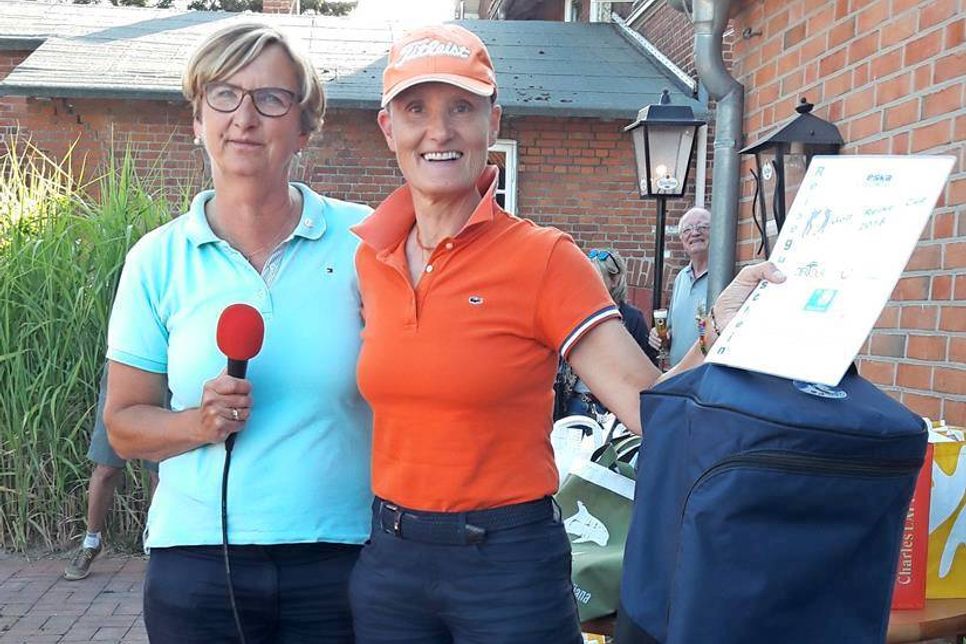 Ein eher unwahrscheinliches Ereignis auf dem Golfplatz - das „Hole in One“: Nicola Beucamp (re.) schaffte es mit nur einem einzigen Schlag den Ball einzulochen.