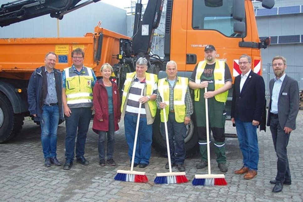 Der Bauhof Schwentinental und damit das gesamte Team haben Verstärkung. Fünf Langzeitarbeitslose sind seit 1. Juni nach langer Zeit mit neuen Jobs dabei.