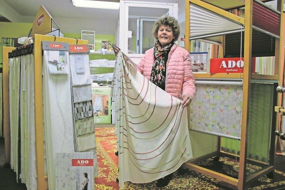 Anke Boller vom Textilhaus Flaig in Schönwalde präsentiert eine Auswahl der vorhandenen Plisseemöglichkeiten.