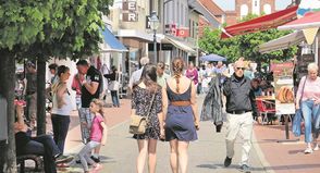 Auch zahlreiche Urlauber nutzen den verkaufsoffenen Sonntag, um die vielen schönen Geschäfte in Neustadt für sich zu entdecken.