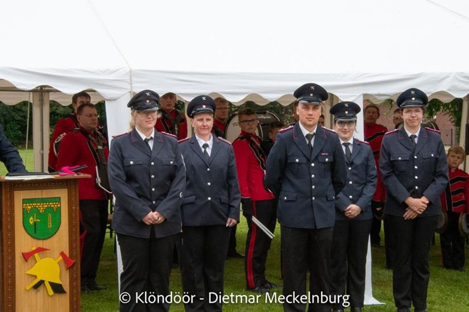 Die geehrten Kameraden von links: Alina Gottwald, Kathrin Becker, Lukas Leja, Shanice Leja und Hannah Barsuhn. (Fotos Dietmar Meckelnburg)