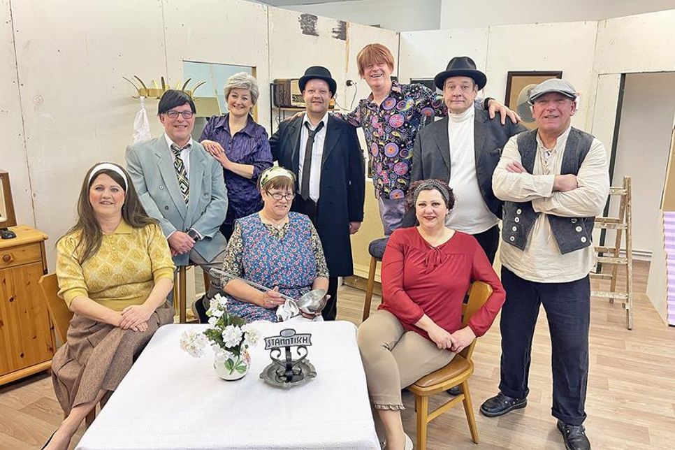 Das Ensemble der Komödie: „Een lüütjen Buddel von‘t Glück“