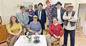 Das Ensemble der Komödie: „Een lüütjen Buddel von‘t Glück“