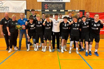 Die A-Jugend der HSG-Ostsee mit Sponsor Norman Bock von expert.