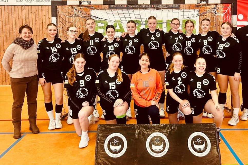 Die wJB der HSG Ostsee N/G bedankte sich bei Janina Klaus (lks.) für die gesponserten Trikots.