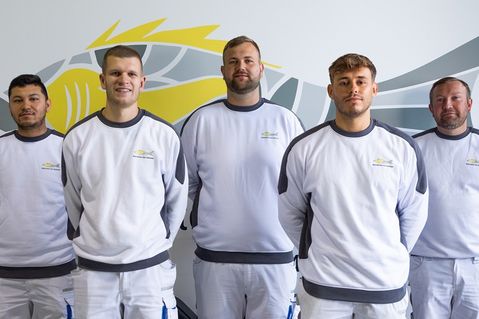 Das Team von Malermeister Alex Hansmann wächst weiter: Muhammad Shafi Turkamani, Alex Hansmann, Philipp Semrau, Jan-Niklas Berdien und Sascha Dagis (v. lks.) bieten Handwerk, wie es die Kundinnen und Kunden erwarten.