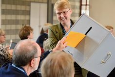 Das Foto zeigt Kirchenkreismitarbeiterin Henrike Biebow beim Einsammeln von Stimmzetteln.