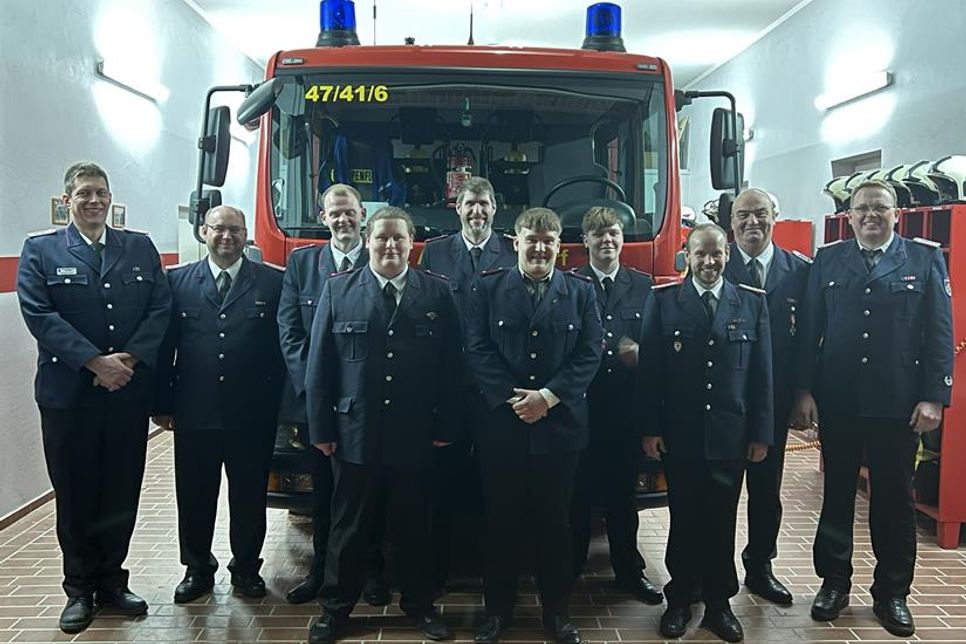 Christoph  Dreyer  (Beisitzer  KFV-OH),  Bastian  Bendfeldt (Gemeindewehrführer  Riepsdorf),  Christoph  Hutzfeldt,  Max  Heßeling,  Henning  Grobe,  Marcel Dierks, Matthes Paustian, Sascha Seehase (stellvertretender Amtswehrführer Lensahn), Heino Ehrich, Andreas Piening (v. lks.).