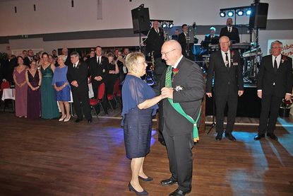Der Eröffnungstanz: Majestät Roland Lens und seine Frau