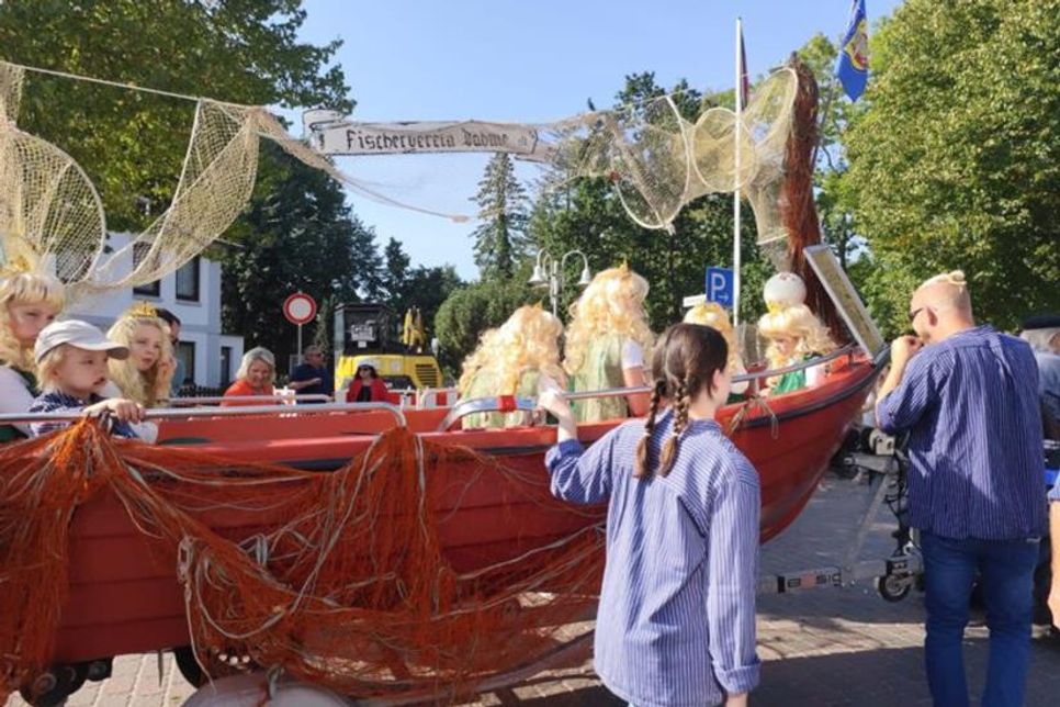 Schon die ganz Kleinen haben einen Riesenspaß beim großen Festumzug durch den Ort.