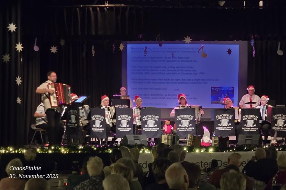 Das Publikum war begeistert vom musikalischen Auftakt in die Adventszeit des Akkordeonorchesters Ostseekrabben.