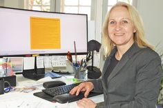 Alle Infos: Tanja Dietrich zeigt die Internetseite www.deutscher-schulpreis.de.