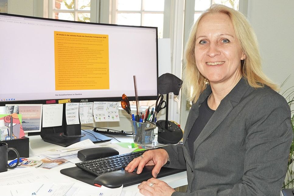 Alle Infos: Tanja Dietrich zeigt die Internetseite www.deutscher-schulpreis.de.
