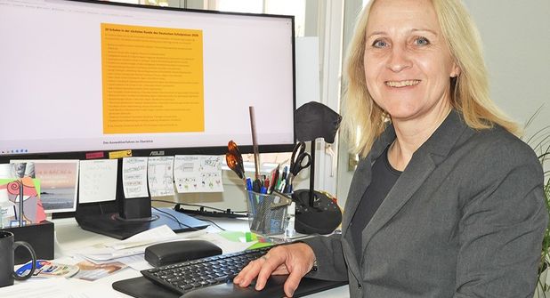 Alle Infos: Tanja Dietrich zeigt die Internetseite www.deutscher-schulpreis.de.