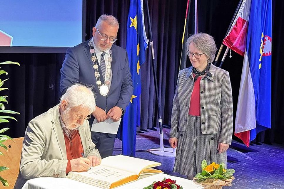 Jörg Schumacher ist nach den Worten von Bürgermeister Jörg Saba ein „Persönlicher Glücksfall“ für die Stadt. In seiner Funktion als Geschäftsführer der Sparkassenstiftungen hat er dem Oldenburger Wallmuseum seit 2008 wichtige finanzielle Unterstützung zukommen lassen können. Außerdem war er „Motor“ für die Schleswig-Holstein Musik Open-air Veranstaltungen auf dem Museumsgelände, für unterschiedlichste Schulprojekte sowie Förderer der breiten Vereinswelt Oldenburgs, wie des OSV. „Als Macher und Mensch mit dem Blick für das Wesentliche“ von Bürgermeister Saba beschrieben, freute er sich über die Ehre, sich in das Goldene Buch der Stadt eintragen zu dürfen.