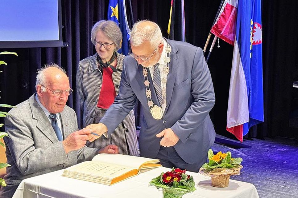 Für seine zahlreichen Verdienste um die Stadt Oldenburg wurde Oldenburgs Ehrenbürger Günter Reinhold die Freude zuteil, sich in das goldene Buch der Stadt eintragen zu dürfen. In einer kurzen Dankesrede zeigte sich Herr Reinhold begeistert von der Lebensqualität in der Stadt und den Möglichkeiten, sich ehrenamtlich zu engagieren sowie selbst Integration und Hilfe bei vielen Anliegen zu erfahren. Auch wünschte er sich noch ein paar glückliche Jahre mit seiner Ehefrau Ursula, die von Bürgervorsteherin Susanne Knees ebenfalls ein kleines Präsent erhielt. Geehrt wurde der Ehrenbürger der Stadt für vielerlei Einsatz, wie bei den Senioren, die Anlage und langjährige Pflege der Streuobstwiese, die Schaffung diverser Sitzgelegenheiten im Stadtgebiet, die Erstellung des Rosenpavillions auf dem Museumsgelände des Oldenburger Wallmuseums, seine Tätigkeit als Beratendes Mitglied im Werksausschuss der Stadt, von 1962 bis 1968.