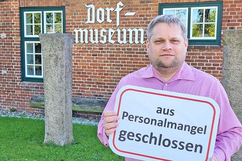 Das Schild möchte Marc Dobkowitz nicht raushängen müssen, aber noch fehlen dem Förderverein Betreuer, um das Dorf- und Schulmuseum Schönwalde an 13 Tagen im Juli, August und September zu öffnen.