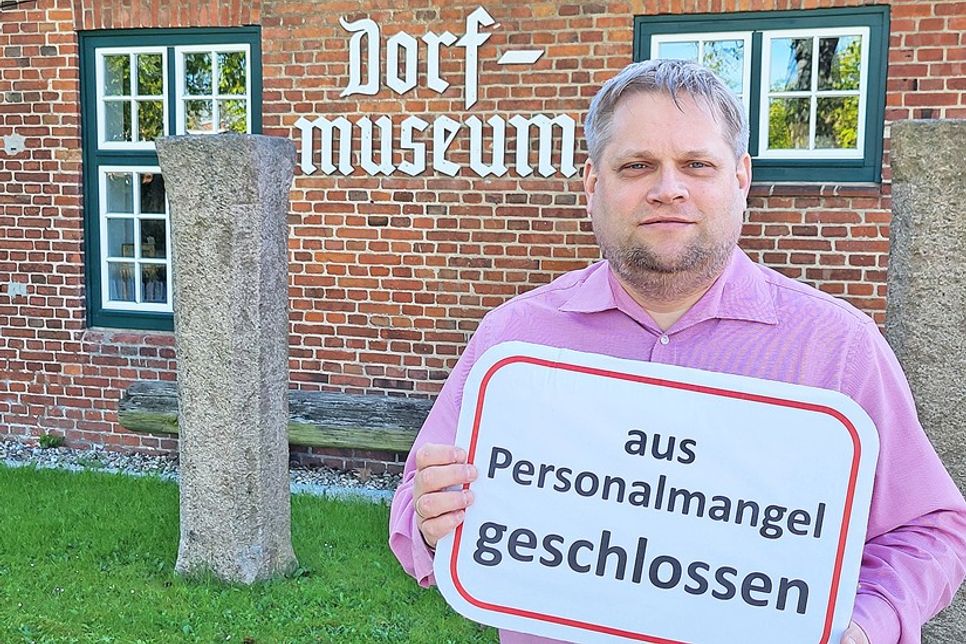 Das Schild möchte Marc Dobkowitz nicht raushängen müssen, aber noch fehlen dem Förderverein Betreuer, um das Dorf- und Schulmuseum Schönwalde an 13 Tagen im Juli, August und September zu öffnen.