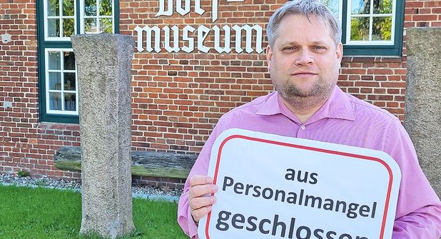 Das Schild möchte Marc Dobkowitz nicht raushängen müssen, aber noch fehlen dem Förderverein Betreuer, um das Dorf- und Schulmuseum Schönwalde an 13 Tagen im Juli, August und September zu öffnen.