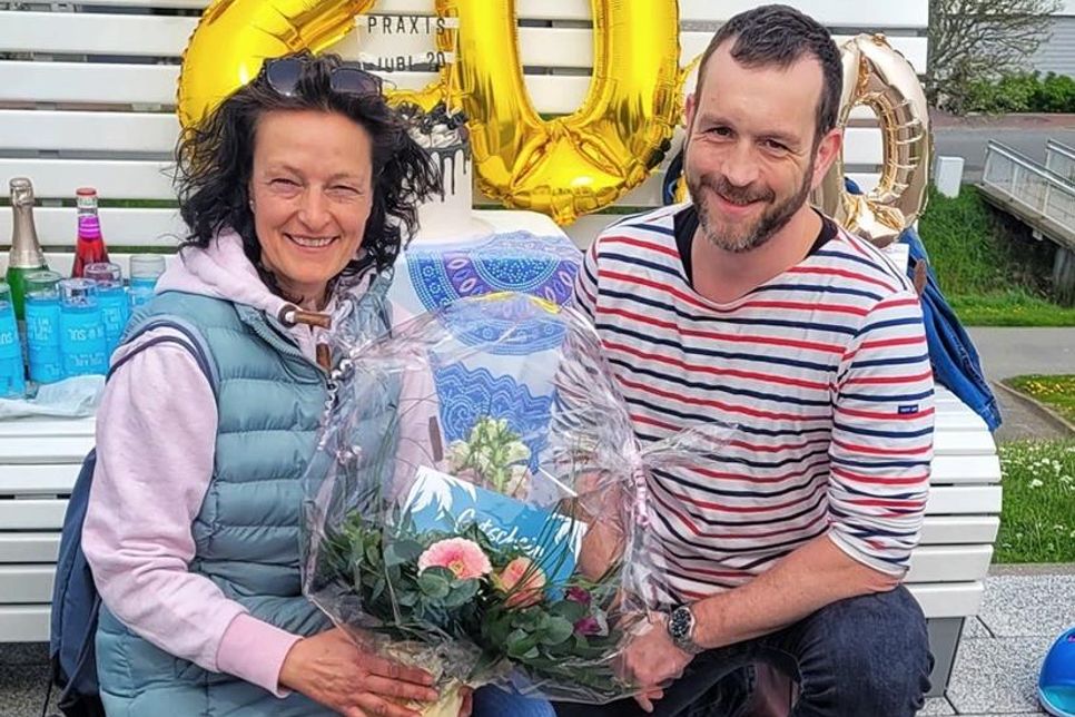 Sozusagen vom Vorgänger übernommen: Marion Milde ist seit 20 Jahren in der Praxis angestellt und feierte gemeinsam mit dem Ehepaar Ehlert Jubiläum.