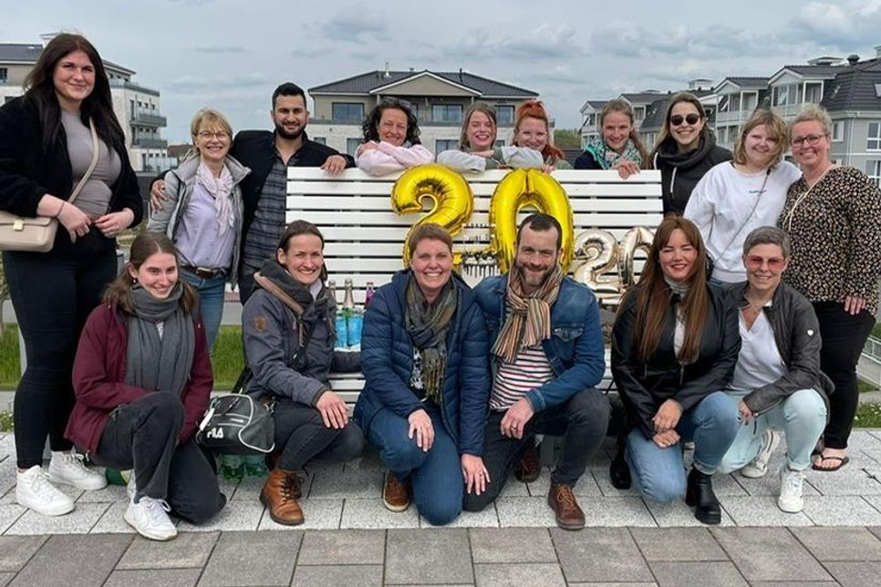 „Wir sind ein bisschen wie eine Famile“, sagt Maraike Ehlert über ihr Team. Zum Jubiläum gab es eine gemeinsame Reise nach Büsum mit Wattwanderung und Fahrradtour.