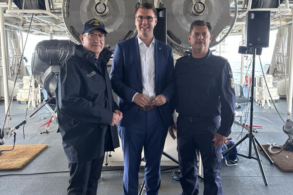 Bundesminister des Innern Alexander Dobrindt, MdB Sebastian Schmidt und Norman Großmann, Präsident der Bundespolizeidirektion Bad Bramstedt - zuständig für die Einsätze auf Nord- und Ostsee (v. lks.).