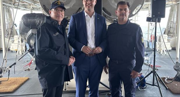 Bundesminister des Innern Alexander Dobrindt, MdB Sebastian Schmidt und Norman Großmann, Präsident der Bundespolizeidirektion Bad Bramstedt - zuständig für die Einsätze auf Nord- und Ostsee (v. lks.).