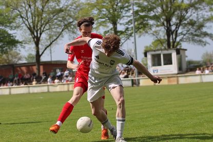Paul Kuszak (li.) lieferte sich packende Zweikämpfe mit seinem Gegenspieler.